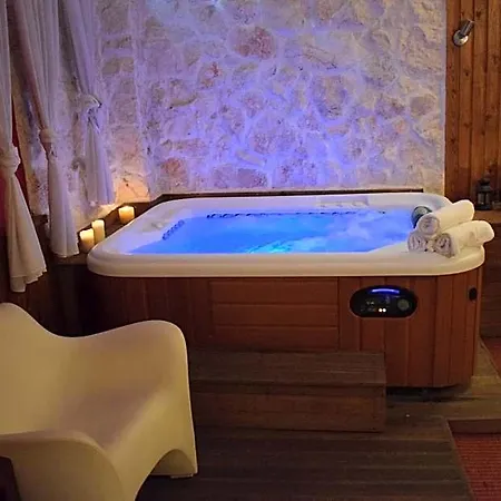 Otel Hagiati Anastasiou & *